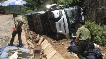 Xe CLB bóng đá trẻ Quảng Nam mất thắng, va chạm liên hoàn hai xe