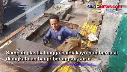 Aksi Satgas DPUPR Depok Angkut Sampah di Gorong-Gorong, Banjir Jalan Raya Kartini Surut