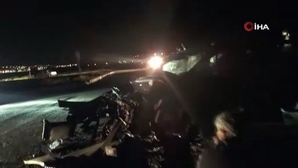 Bayram tatili yolunda kaza: Hurdaya dönen otomobilde 5 kişi yaralandı