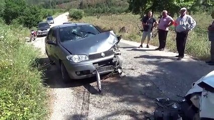 Deux véhicules sont entrés en collision frontale à Bayramiç： 8 blessés
