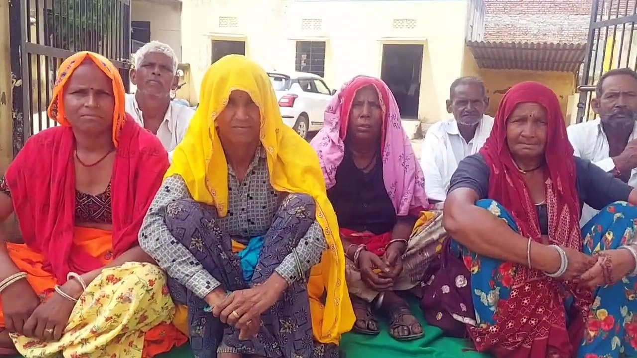 दौसा. लवाण तहसील कार्यालय के बाहर धरने पर बैठे ग्रामीण