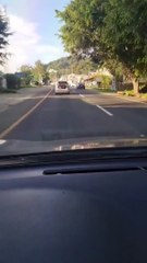 Viral: Conductor lleva a una niña en la cajuela del automóvil