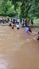 बारिश :  पानी का ऐसा सैलाब आया कि 50 से अधिक बहने लगे लोग, रस्सी बांध बचाया