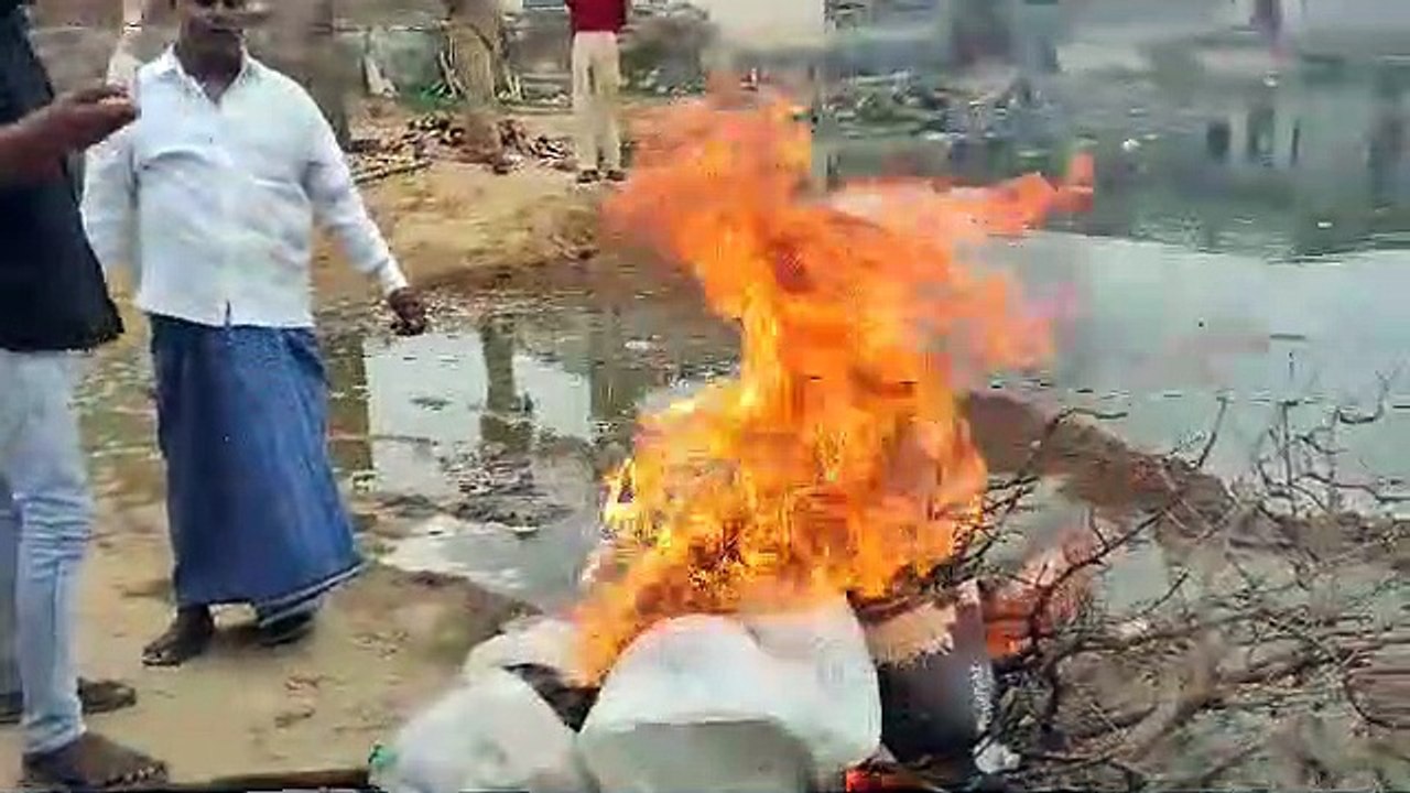 फतेहपुर : सीवरेज को लेकर विधायक, नपा, पार्षद के खिलाफ प्रदर्शन