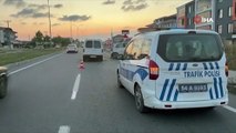 Sakarya'da hafif ticari araç park halindeki otomobile çarptı: 2 yaralı