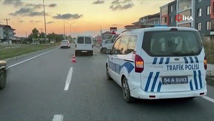 Sakarya'da hafif ticari araç park halindeki otomobile çarptı: 2 yaralı