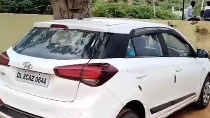 खंडेलाःचलती रोडवेज के सामने कार लगाकर बदमाशों ने की महिला से लूटपाट,देखें पूरी खबर