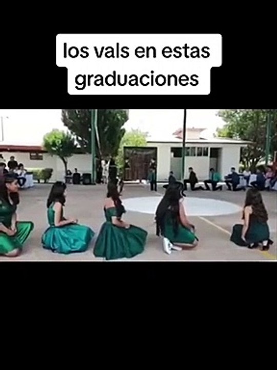 ¡Increíble! Estudiantes bailan canción de Peso Pluma como vals en su graduación
