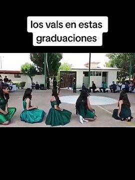 ¡Increíble! Estudiantes bailan canción de Peso Pluma como vals en su graduación