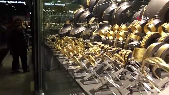 Kendilerini 'jandarma' olarak tanıtıp 400 bin liralık altın dolandırdılar