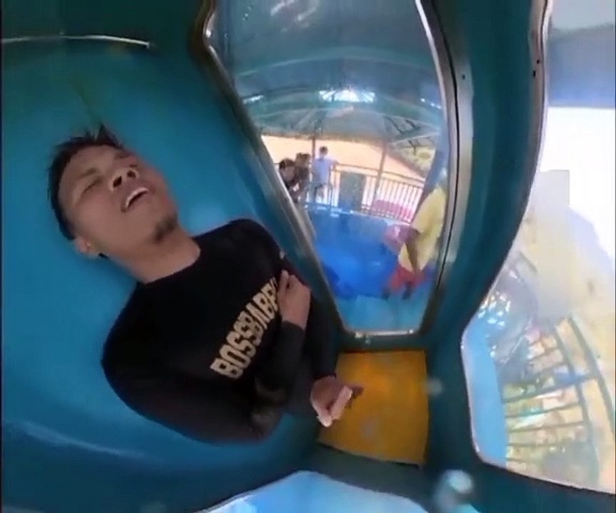 Il se retrouve coincé dans un toboggan aquatiqu...