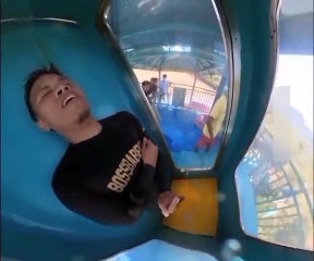 Il se retrouve coincé dans un toboggan aquatique... le cauchemar