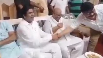 Viral: कांग्रेस नेता ने बीजेपी विधायक पर डाले डोरे,पार्टी में आने दिए पीले चावल,देखें Video