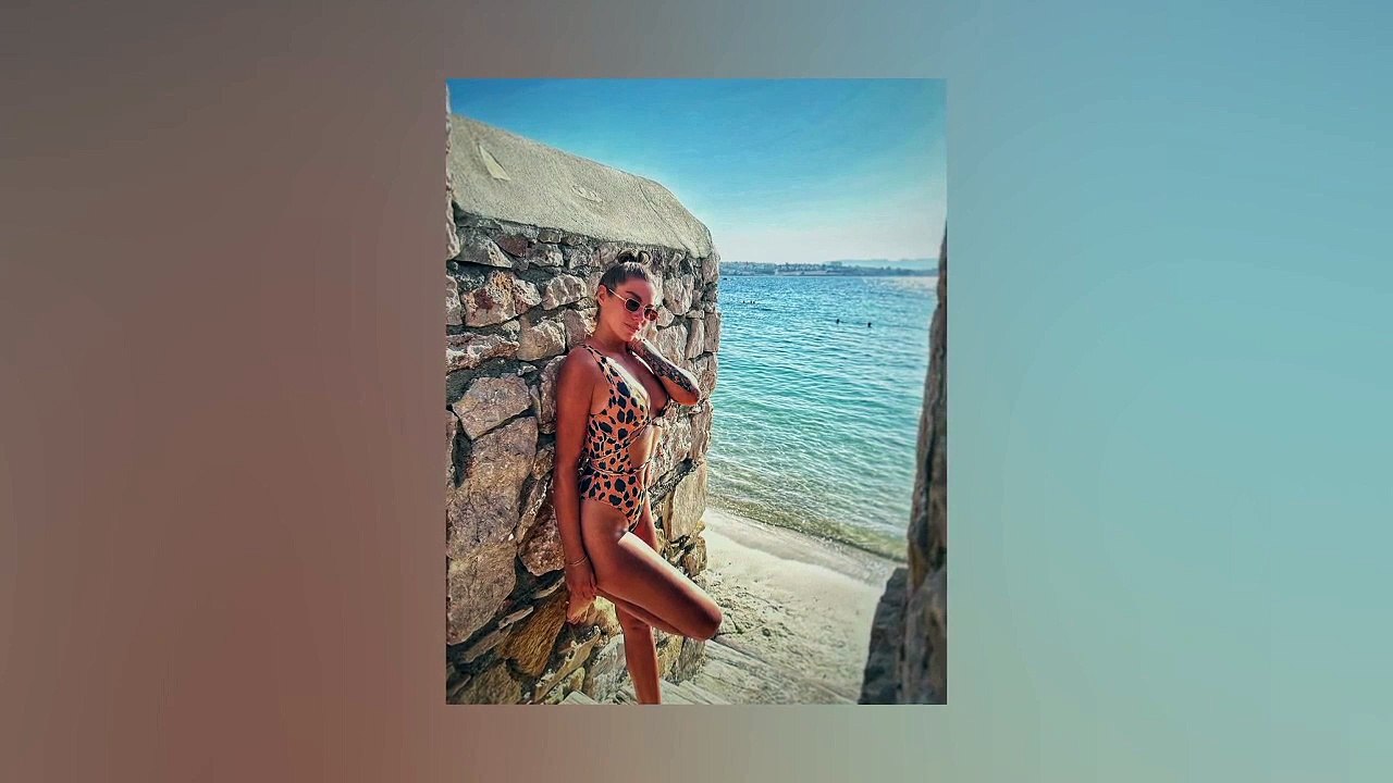 Asena Demirbağ, qui a laissé sa marque sur Survivor avec ses performances et ses combats, a impressionné par sa pose en maillot de bain.