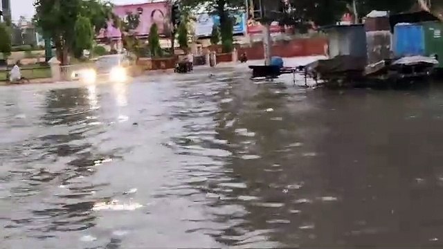 रात को 109 एमएम बारिश के बाद शहर की सडक़ें बनी दरिया