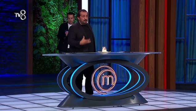 MasterChef'te gergin anlar! Mehmet Yalçınkaya, lekeli bardakta tatlı sunan Azize'ye ateş püskürdü