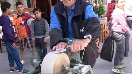 35 Yıllık Bıçak Ustası, Tezgahı ile Sokak Sokak Gezip Bıçakları Biliyor