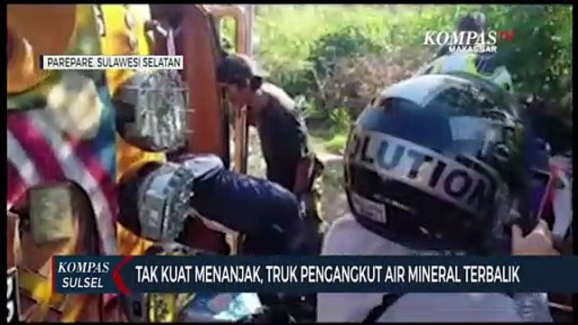 Tak Kuat Menanjak, Truk Pengangkut Air Mineral Terbalik