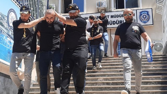 Sahte polis çetesi Suriyelileri evlerinde gasp etti