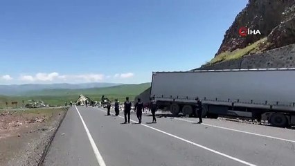 Ardahan'da Tırlar Çarpıştı: 2 Yaralı