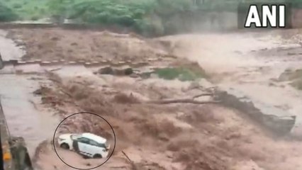 हरियाणा: नदी में आए पानी के उफान से कार के साथ बही महिला, लोगों ने बचाई जान