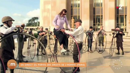 La chroniqueuse de "Télématin", Julie Poirier, frôle l'accident en direct en essayant un grand bi. France 2