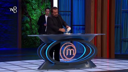 "Bu bardak lekeli" diyen Mehmet Şef Azize'nin tatlısını döktü