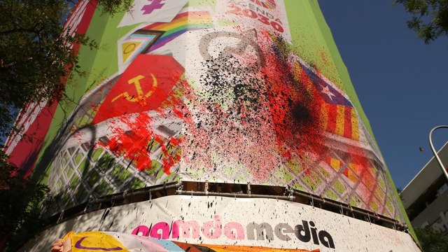 Futuro Vegetal mancha con pintura la lona de Vox