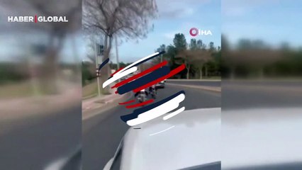 Motosiklet üzerine uzanıp yolculuk eden gençler ölüme davetiye çıkardı