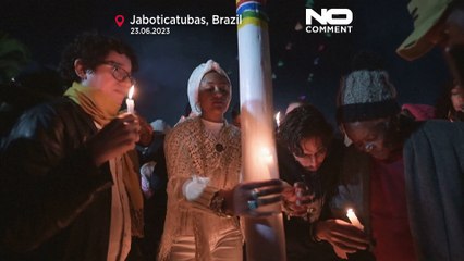 Una enorme hoguera de siete metros en Brasil para celebrar San Juan