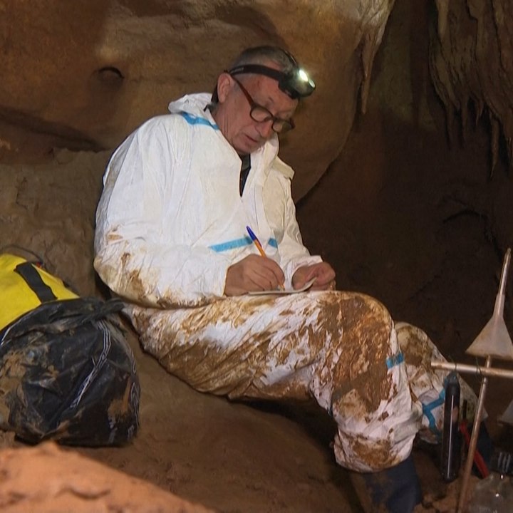 Dominique explore les grottes souterraines pour analyser l'évolution du climat