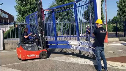 Assalto ariete da Far West a Cambiago: rapinatori danno fuoco a 14 auto,?una guardia spara