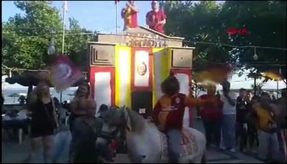 Şarköy'de 'taraftar çeşmesi' sarı-kırmızı renklere boyandı