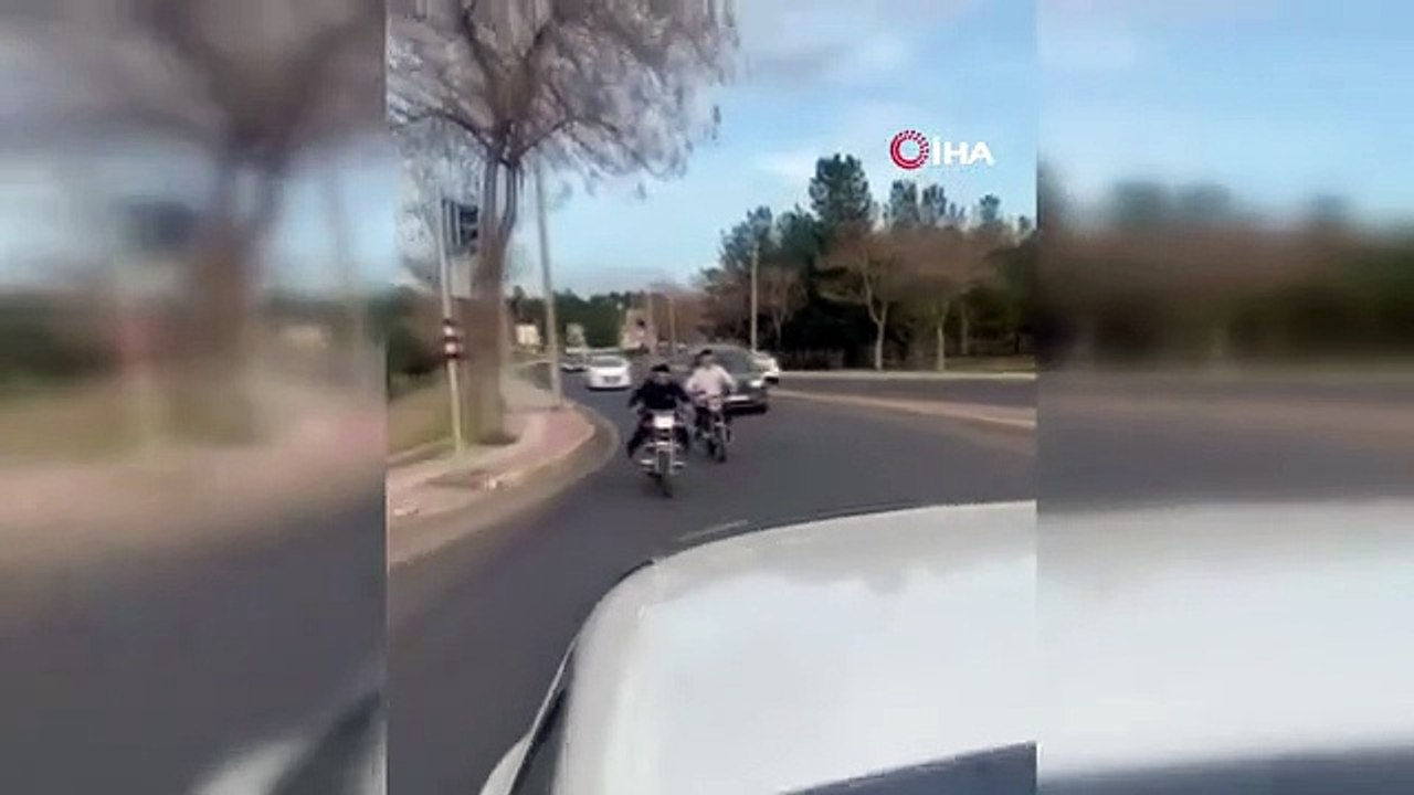 Les jeunes allongés sur des motos et en voyage invitent la mort