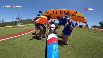 Hava ve su sporunu birlikte denedi! Kanoyla yamaç paraşütü yaptı, yolculuğa denizde devam etti
