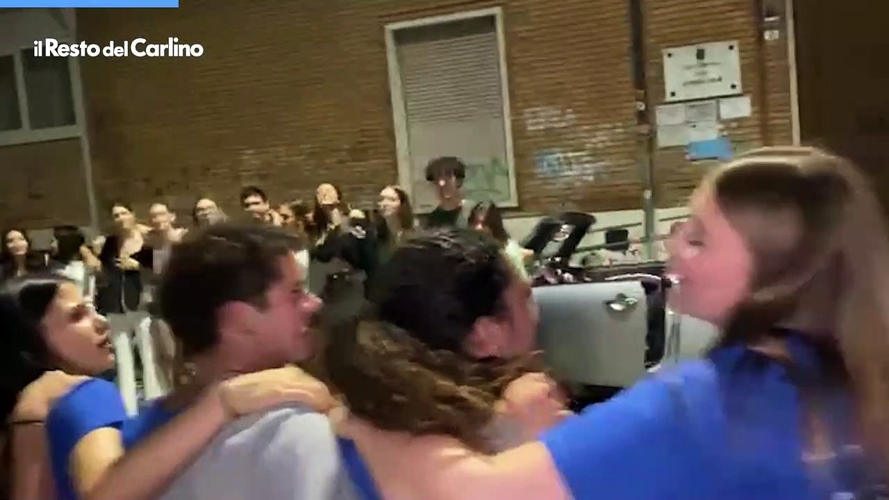 Maturit?, studenti del liceo classico di Ravenna cantano 'Notte prima degli esami'