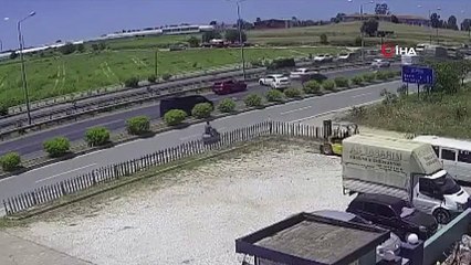 Accident en chaîne devant la caméra： Plongé dans des voitures ralentissant au feu rouge