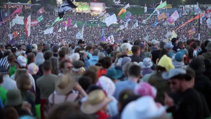 Elton John encerra o Festival de Glastonbury com show emotivo