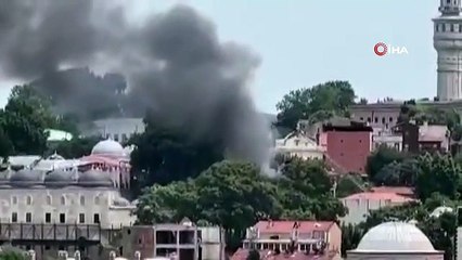 Fatih'te 3 katlı ahşap binada yangın