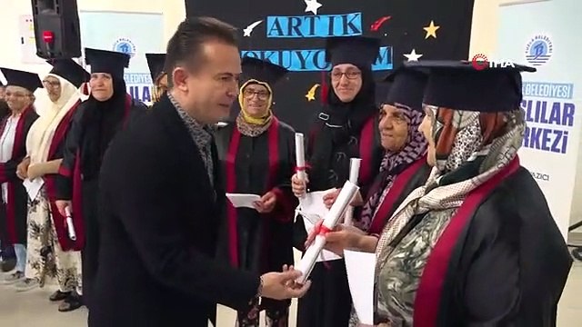 Les étudiants de plus de 65 ans ont appris à lire et à écrire, ont vécu l'excitation de lancer des casquettes pour la première fois