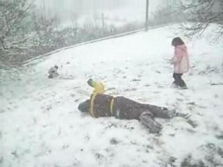 Les clochards font de la luge