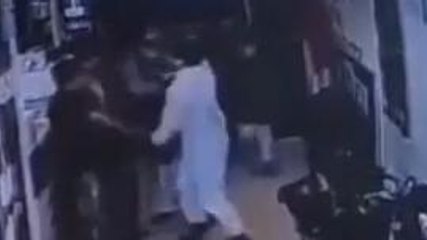 Viral: आधा दर्जन लोगों ने युवक के साथ की जमकर मारपीट,देखें Live Video