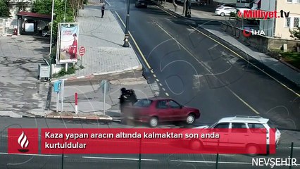 Aracın altında kalmaktan son anda kurtuldular
