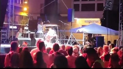 La cantante Rocío Saiz enseña los pechos durante un concierto en el Orgullo de Murcia