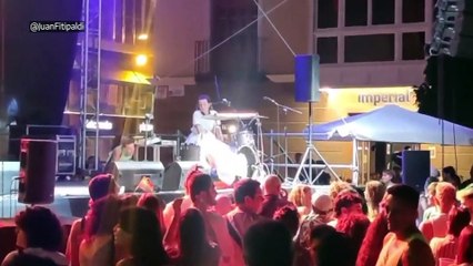 La policía obliga a la cantante Rocío Sáiz a taparse los pechos en su actuación en el Orgullo de Murcia