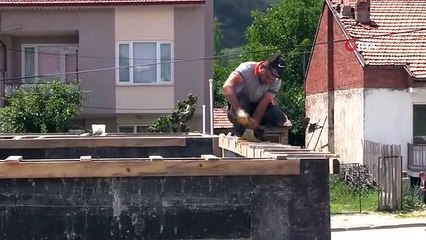Benzinle tutuşturmak istediği sobadan çıkan yangında evini kaybeden kadına belediye yardım eli uzattı