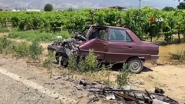 Manisa'da iki otomobil kafa kafaya çarpıştı: 3 yaralı