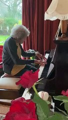 104-year-old Stephanie Watts from Nefyn is back at the piano following surgery on her hand