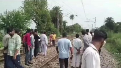 खौफ़नाक: तेज रफ्तार ट्रेन के सामने कूद गई युवती, शरीर के उड़े "चिथड़े"