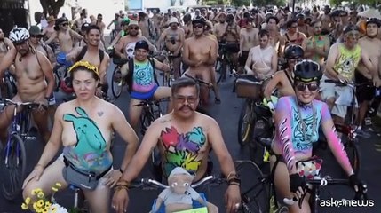 In Messico in bicicletta nudi per protesta: "Adesso mi vedi?"